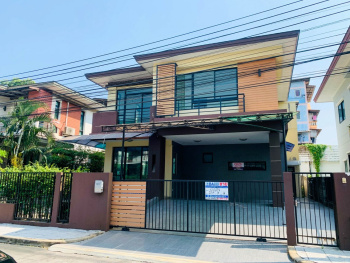 *****บ้านเดี่ยวมือสองกรุงเทพมหานคร โครงการ ปริญสิริ กาญจนาภิเษก เนื้อที่กว้าง 54.00 ตร.ว. พื้นที่ใช้สอย 180 ตร.ม. ฟังก์ชัน 3 ห้องนอน 3 ห้องน้ำ 2 ที่จอดรถ บนทำเลแห่งการเดินทาง เชื่อมต่อถนนเอกชัย, ถนนพระราม 2 ใกล้รถไฟฟ้าสายสีน้ำเงิน "สถานีหลักสอง" และจุดขึ้นทางด่วน "พระราม2"