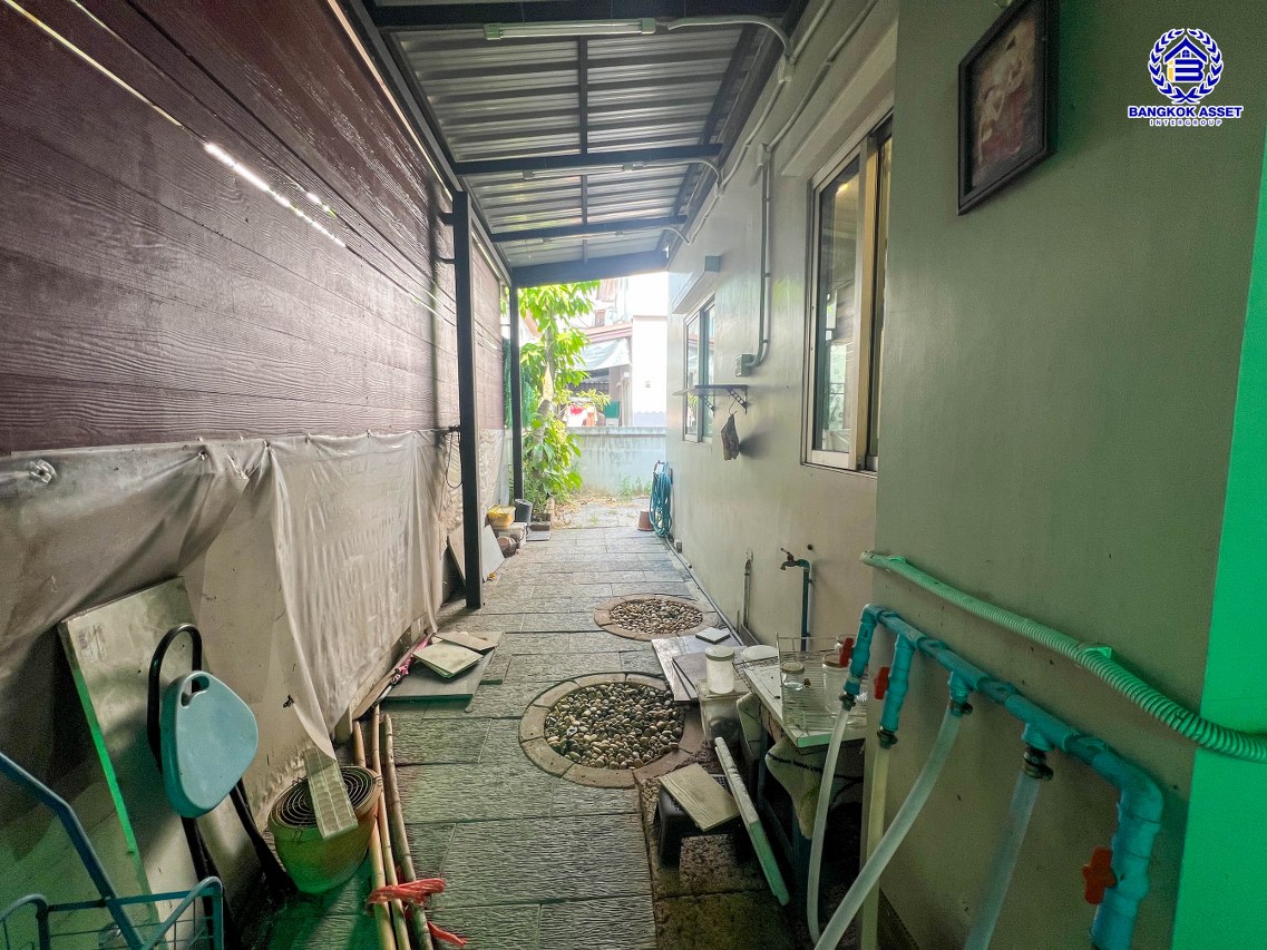 *****บ้านแฝดมือสองนนทบุรี โครงการ เดอะไพรเวซี่ ไพร์มเพลส รัตนาธิเบศร์ เนื้อที่กว้าง 37.50 ตร.ว. พื้นที่ใช้สอย 123 ตร.ม. ฟังก์ชัน 3 ห้องนอน 2 ห้องน้ำ 1 ที่จอดรถ แถมฟรี! เครื่องปรับอากาศ, เครื่องทำน้ำอุ่น, เครื่องดูดควัน บนทำเลเดินทางสะดวก เชื่อมต่อถนนกาญจนาภิเษก, ถนนรัตนาธิเบศร์, ถนนบางกรวย-ไทรน้อย ใกล้รถไฟฟ้าสายสีม่วง "สถานีสามแยกบางใหญ่" และจุดขึ้นทางด่วน "M81 บางใหญ่–กาญจนบุรี" จองเลย!