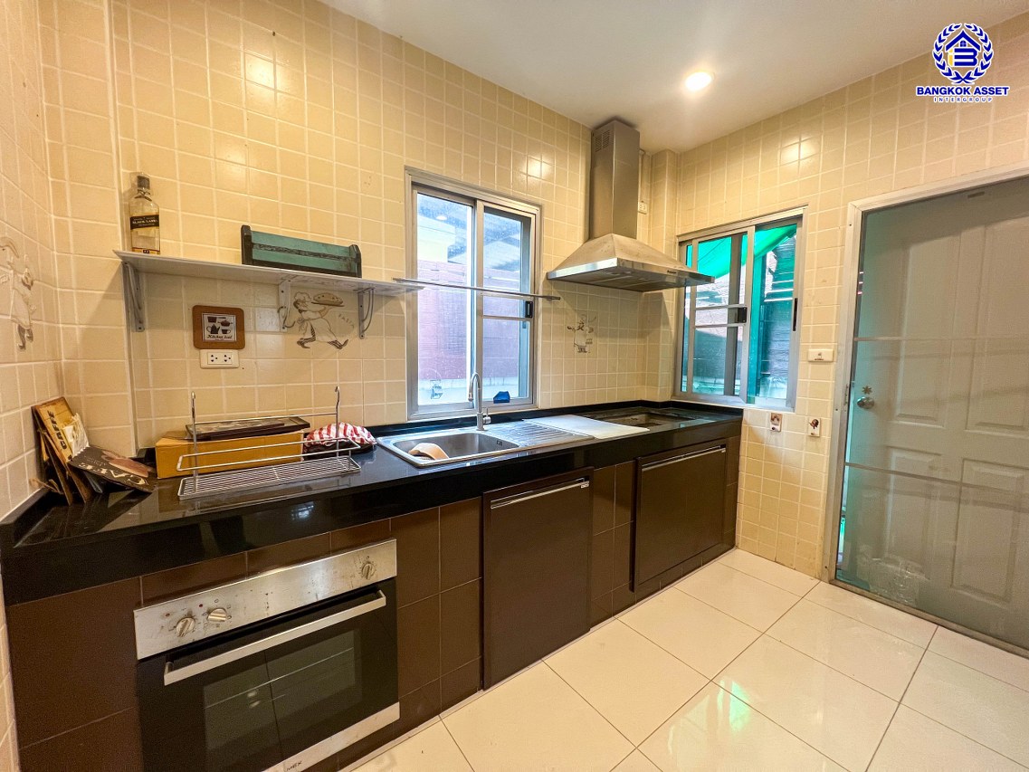 *****บ้านแฝดมือสองนนทบุรี โครงการ เดอะไพรเวซี่ ไพร์มเพลส รัตนาธิเบศร์ เนื้อที่กว้าง 37.50 ตร.ว. พื้นที่ใช้สอย 123 ตร.ม. ฟังก์ชัน 3 ห้องนอน 2 ห้องน้ำ 1 ที่จอดรถ แถมฟรี! เครื่องปรับอากาศ, เครื่องทำน้ำอุ่น, เครื่องดูดควัน บนทำเลเดินทางสะดวก เชื่อมต่อถนนกาญจนาภิเษก, ถนนรัตนาธิเบศร์, ถนนบางกรวย-ไทรน้อย ใกล้รถไฟฟ้าสายสีม่วง "สถานีสามแยกบางใหญ่" และจุดขึ้นทางด่วน "M81 บางใหญ่–กาญจนบุรี" จองเลย!