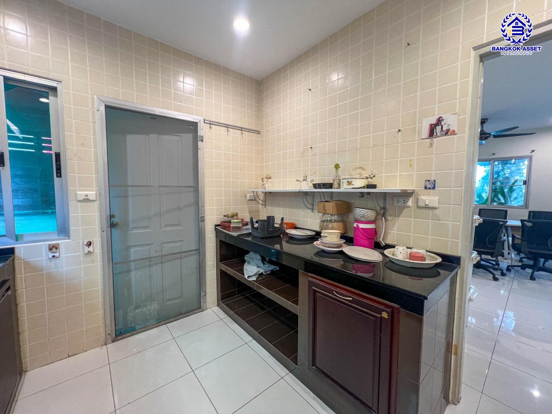 *****บ้านแฝดมือสองนนทบุรี โครงการ เดอะไพรเวซี่ ไพร์มเพลส รัตนาธิเบศร์ เนื้อที่กว้าง 37.50 ตร.ว. พื้นที่ใช้สอย 123 ตร.ม. ฟังก์ชัน 3 ห้องนอน 2 ห้องน้ำ 1 ที่จอดรถ แถมฟรี! เครื่องปรับอากาศ, เครื่องทำน้ำอุ่น, เครื่องดูดควัน บนทำเลเดินทางสะดวก เชื่อมต่อถนนกาญจนาภิเษก, ถนนรัตนาธิเบศร์, ถนนบางกรวย-ไทรน้อย ใกล้รถไฟฟ้าสายสีม่วง "สถานีสามแยกบางใหญ่" และจุดขึ้นทางด่วน "M81 บางใหญ่–กาญจนบุรี" จองเลย!