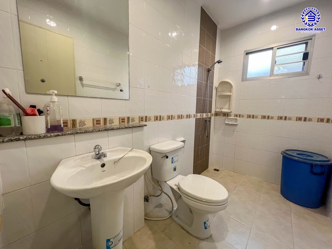 *****บ้านแฝดมือสองนนทบุรี โครงการ เดอะไพรเวซี่ ไพร์มเพลส รัตนาธิเบศร์ เนื้อที่กว้าง 37.50 ตร.ว. พื้นที่ใช้สอย 123 ตร.ม. ฟังก์ชัน 3 ห้องนอน 2 ห้องน้ำ 1 ที่จอดรถ แถมฟรี! เครื่องปรับอากาศ, เครื่องทำน้ำอุ่น, เครื่องดูดควัน บนทำเลเดินทางสะดวก เชื่อมต่อถนนกาญจนาภิเษก, ถนนรัตนาธิเบศร์, ถนนบางกรวย-ไทรน้อย ใกล้รถไฟฟ้าสายสีม่วง "สถานีสามแยกบางใหญ่" และจุดขึ้นทางด่วน "M81 บางใหญ่–กาญจนบุรี" จองเลย!