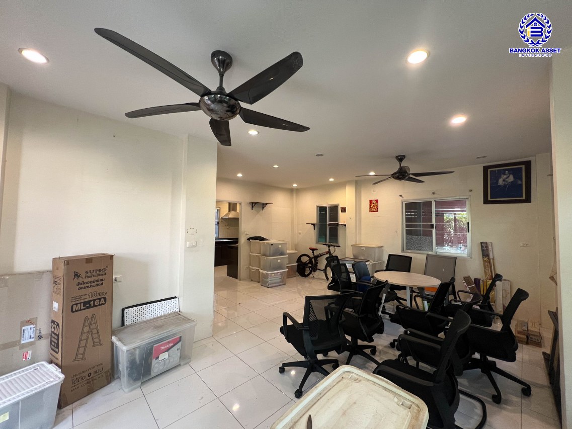 *****บ้านแฝดมือสองนนทบุรี โครงการ เดอะไพรเวซี่ ไพร์มเพลส รัตนาธิเบศร์ เนื้อที่กว้าง 37.50 ตร.ว. พื้นที่ใช้สอย 123 ตร.ม. ฟังก์ชัน 3 ห้องนอน 2 ห้องน้ำ 1 ที่จอดรถ แถมฟรี! เครื่องปรับอากาศ, เครื่องทำน้ำอุ่น, เครื่องดูดควัน บนทำเลเดินทางสะดวก เชื่อมต่อถนนกาญจนาภิเษก, ถนนรัตนาธิเบศร์, ถนนบางกรวย-ไทรน้อย ใกล้รถไฟฟ้าสายสีม่วง "สถานีสามแยกบางใหญ่" และจุดขึ้นทางด่วน "M81 บางใหญ่–กาญจนบุรี" จองเลย!