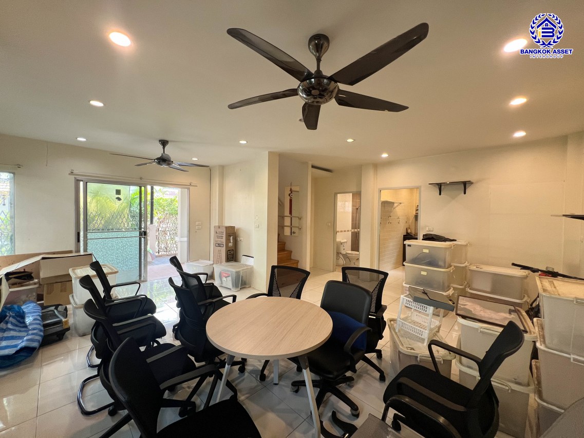 *****บ้านแฝดมือสองนนทบุรี โครงการ เดอะไพรเวซี่ ไพร์มเพลส รัตนาธิเบศร์ เนื้อที่กว้าง 37.50 ตร.ว. พื้นที่ใช้สอย 123 ตร.ม. ฟังก์ชัน 3 ห้องนอน 2 ห้องน้ำ 1 ที่จอดรถ แถมฟรี! เครื่องปรับอากาศ, เครื่องทำน้ำอุ่น, เครื่องดูดควัน บนทำเลเดินทางสะดวก เชื่อมต่อถนนกาญจนาภิเษก, ถนนรัตนาธิเบศร์, ถนนบางกรวย-ไทรน้อย ใกล้รถไฟฟ้าสายสีม่วง "สถานีสามแยกบางใหญ่" และจุดขึ้นทางด่วน "M81 บางใหญ่–กาญจนบุรี" จองเลย!