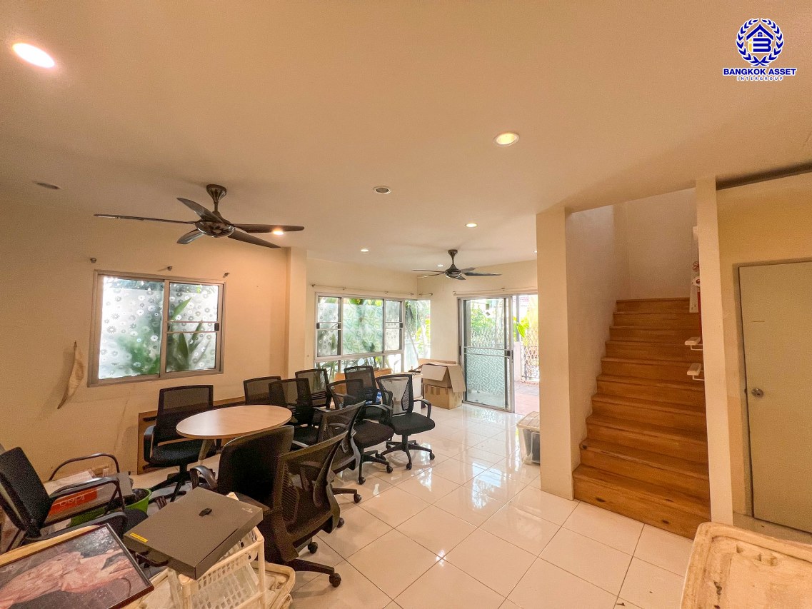 *****บ้านแฝดมือสองนนทบุรี โครงการ เดอะไพรเวซี่ ไพร์มเพลส รัตนาธิเบศร์ เนื้อที่กว้าง 37.50 ตร.ว. พื้นที่ใช้สอย 123 ตร.ม. ฟังก์ชัน 3 ห้องนอน 2 ห้องน้ำ 1 ที่จอดรถ แถมฟรี! เครื่องปรับอากาศ, เครื่องทำน้ำอุ่น, เครื่องดูดควัน บนทำเลเดินทางสะดวก เชื่อมต่อถนนกาญจนาภิเษก, ถนนรัตนาธิเบศร์, ถนนบางกรวย-ไทรน้อย ใกล้รถไฟฟ้าสายสีม่วง "สถานีสามแยกบางใหญ่" และจุดขึ้นทางด่วน "M81 บางใหญ่–กาญจนบุรี" จองเลย!