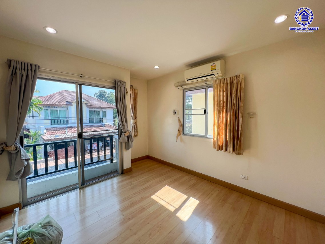 *****บ้านแฝดมือสองนนทบุรี โครงการ เดอะไพรเวซี่ ไพร์มเพลส รัตนาธิเบศร์ เนื้อที่กว้าง 37.50 ตร.ว. พื้นที่ใช้สอย 123 ตร.ม. ฟังก์ชัน 3 ห้องนอน 2 ห้องน้ำ 1 ที่จอดรถ แถมฟรี! เครื่องปรับอากาศ, เครื่องทำน้ำอุ่น, เครื่องดูดควัน บนทำเลเดินทางสะดวก เชื่อมต่อถนนกาญจนาภิเษก, ถนนรัตนาธิเบศร์, ถนนบางกรวย-ไทรน้อย ใกล้รถไฟฟ้าสายสีม่วง "สถานีสามแยกบางใหญ่" และจุดขึ้นทางด่วน "M81 บางใหญ่–กาญจนบุรี" จองเลย!