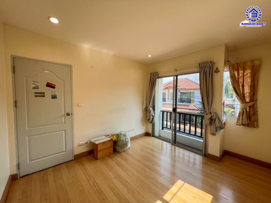 *****บ้านแฝดมือสองนนทบุรี โครงการ เดอะไพรเวซี่ ไพร์มเพลส รัตนาธิเบศร์ เนื้อที่กว้าง 37.50 ตร.ว. พื้นที่ใช้สอย 123 ตร.ม. ฟังก์ชัน 3 ห้องนอน 2 ห้องน้ำ 1 ที่จอดรถ แถมฟรี! เครื่องปรับอากาศ, เครื่องทำน้ำอุ่น, เครื่องดูดควัน บนทำเลเดินทางสะดวก เชื่อมต่อถนนกาญจนาภิเษก, ถนนรัตนาธิเบศร์, ถนนบางกรวย-ไทรน้อย ใกล้รถไฟฟ้าสายสีม่วง "สถานีสามแยกบางใหญ่" และจุดขึ้นทางด่วน "M81 บางใหญ่–กาญจนบุรี" จองเลย!