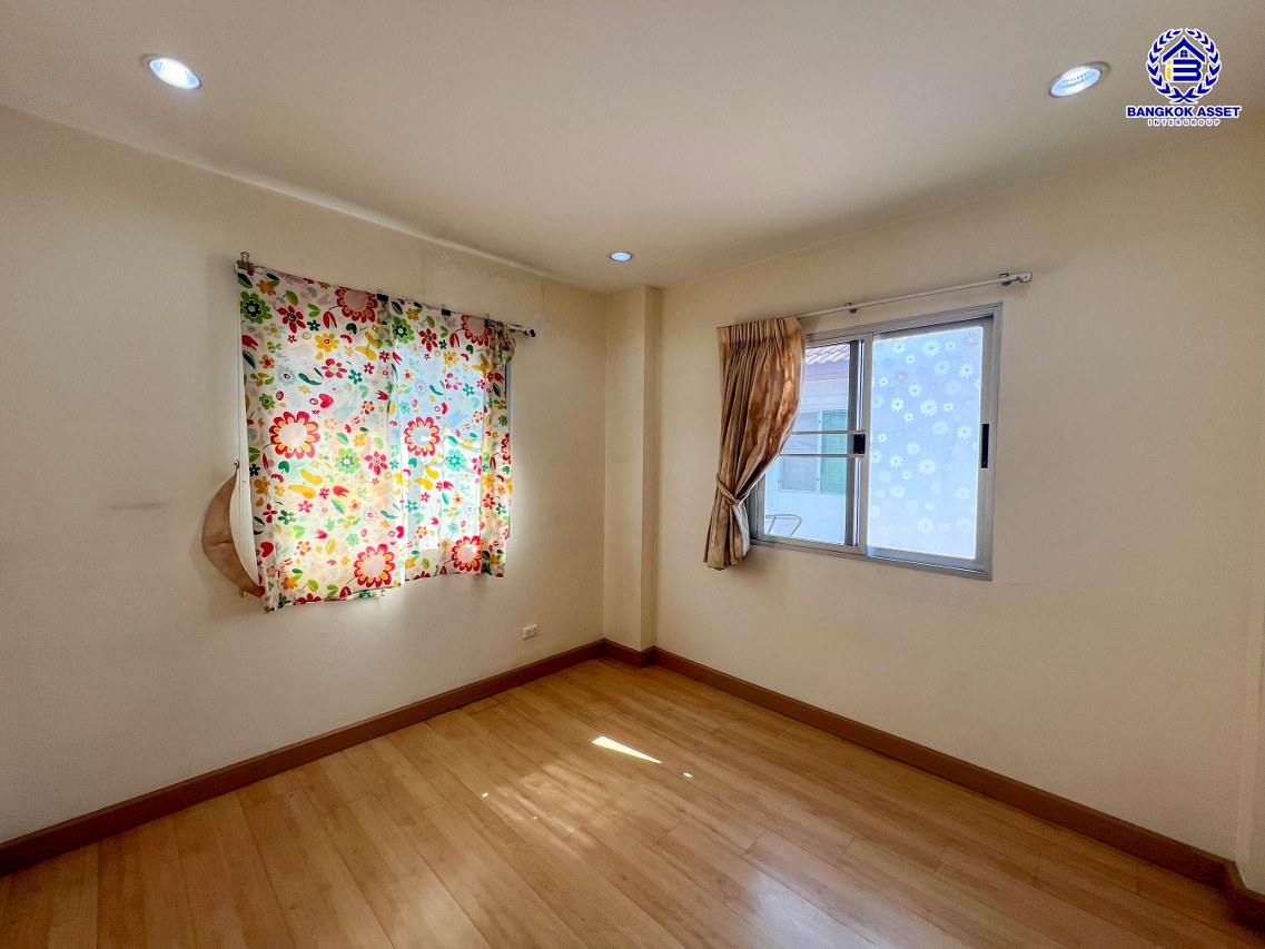 *****บ้านแฝดมือสองนนทบุรี โครงการ เดอะไพรเวซี่ ไพร์มเพลส รัตนาธิเบศร์ เนื้อที่กว้าง 37.50 ตร.ว. พื้นที่ใช้สอย 123 ตร.ม. ฟังก์ชัน 3 ห้องนอน 2 ห้องน้ำ 1 ที่จอดรถ แถมฟรี! เครื่องปรับอากาศ, เครื่องทำน้ำอุ่น, เครื่องดูดควัน บนทำเลเดินทางสะดวก เชื่อมต่อถนนกาญจนาภิเษก, ถนนรัตนาธิเบศร์, ถนนบางกรวย-ไทรน้อย ใกล้รถไฟฟ้าสายสีม่วง "สถานีสามแยกบางใหญ่" และจุดขึ้นทางด่วน "M81 บางใหญ่–กาญจนบุรี" จองเลย!