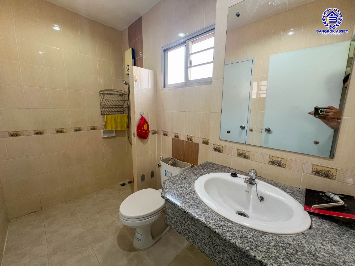 *****บ้านแฝดมือสองนนทบุรี โครงการ เดอะไพรเวซี่ ไพร์มเพลส รัตนาธิเบศร์ เนื้อที่กว้าง 37.50 ตร.ว. พื้นที่ใช้สอย 123 ตร.ม. ฟังก์ชัน 3 ห้องนอน 2 ห้องน้ำ 1 ที่จอดรถ แถมฟรี! เครื่องปรับอากาศ, เครื่องทำน้ำอุ่น, เครื่องดูดควัน บนทำเลเดินทางสะดวก เชื่อมต่อถนนกาญจนาภิเษก, ถนนรัตนาธิเบศร์, ถนนบางกรวย-ไทรน้อย ใกล้รถไฟฟ้าสายสีม่วง "สถานีสามแยกบางใหญ่" และจุดขึ้นทางด่วน "M81 บางใหญ่–กาญจนบุรี" จองเลย!