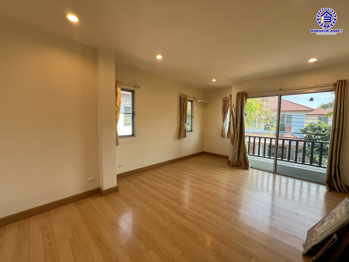 *****บ้านแฝดมือสองนนทบุรี โครงการ เดอะไพรเวซี่ ไพร์มเพลส รัตนาธิเบศร์ เนื้อที่กว้าง 37.50 ตร.ว. พื้นที่ใช้สอย 123 ตร.ม. ฟังก์ชัน 3 ห้องนอน 2 ห้องน้ำ 1 ที่จอดรถ แถมฟรี! เครื่องปรับอากาศ, เครื่องทำน้ำอุ่น, เครื่องดูดควัน บนทำเลเดินทางสะดวก เชื่อมต่อถนนกาญจนาภิเษก, ถนนรัตนาธิเบศร์, ถนนบางกรวย-ไทรน้อย ใกล้รถไฟฟ้าสายสีม่วง "สถานีสามแยกบางใหญ่" และจุดขึ้นทางด่วน "M81 บางใหญ่–กาญจนบุรี" จองเลย!