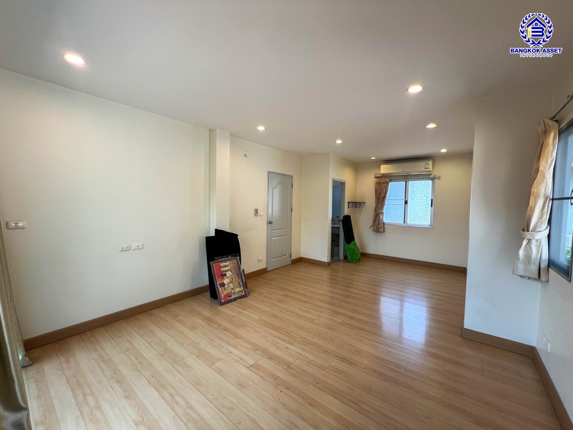 *****บ้านแฝดมือสองนนทบุรี โครงการ เดอะไพรเวซี่ ไพร์มเพลส รัตนาธิเบศร์ เนื้อที่กว้าง 37.50 ตร.ว. พื้นที่ใช้สอย 123 ตร.ม. ฟังก์ชัน 3 ห้องนอน 2 ห้องน้ำ 1 ที่จอดรถ แถมฟรี! เครื่องปรับอากาศ, เครื่องทำน้ำอุ่น, เครื่องดูดควัน บนทำเลเดินทางสะดวก เชื่อมต่อถนนกาญจนาภิเษก, ถนนรัตนาธิเบศร์, ถนนบางกรวย-ไทรน้อย ใกล้รถไฟฟ้าสายสีม่วง "สถานีสามแยกบางใหญ่" และจุดขึ้นทางด่วน "M81 บางใหญ่–กาญจนบุรี" จองเลย!