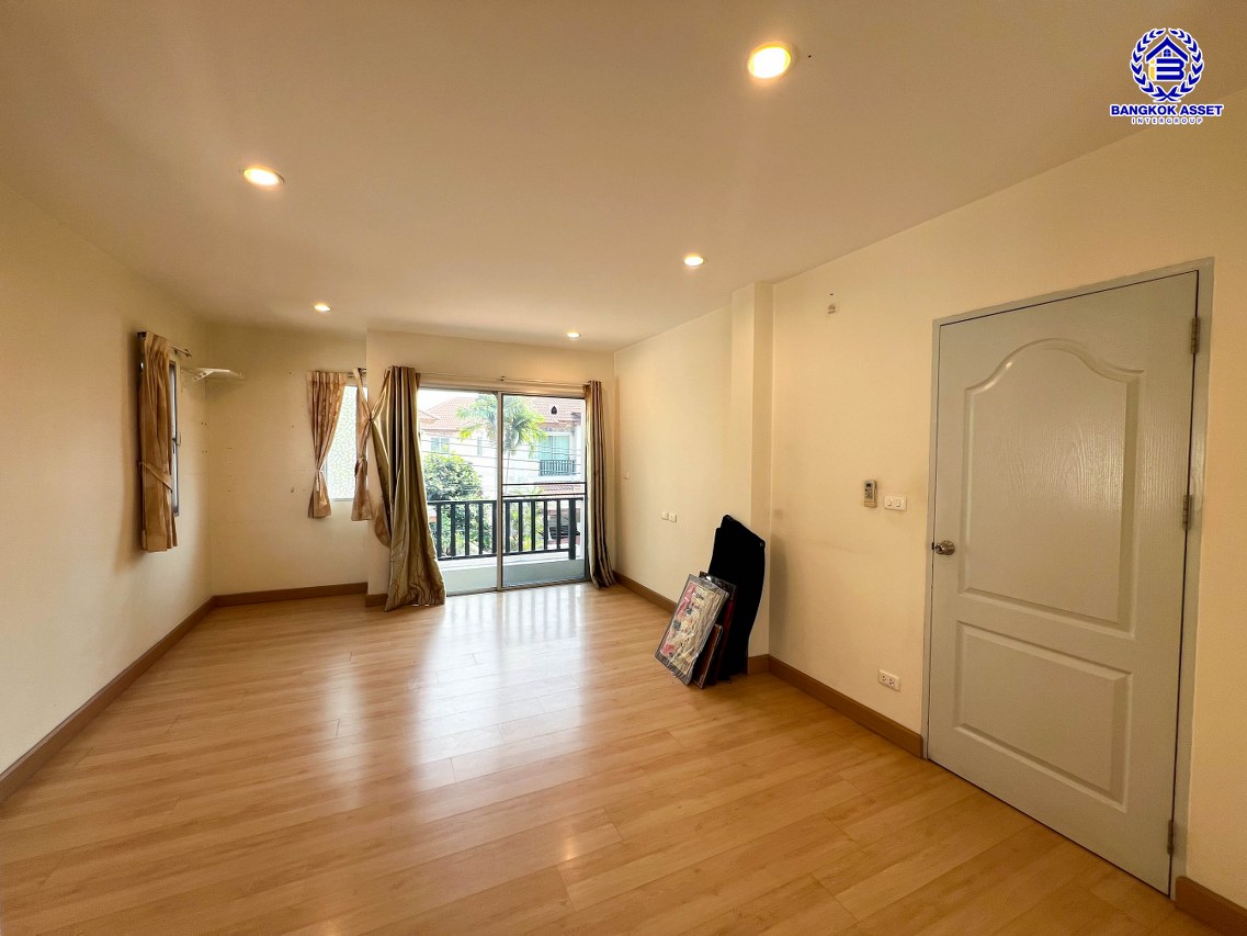 *****บ้านแฝดมือสองนนทบุรี โครงการ เดอะไพรเวซี่ ไพร์มเพลส รัตนาธิเบศร์ เนื้อที่กว้าง 37.50 ตร.ว. พื้นที่ใช้สอย 123 ตร.ม. ฟังก์ชัน 3 ห้องนอน 2 ห้องน้ำ 1 ที่จอดรถ แถมฟรี! เครื่องปรับอากาศ, เครื่องทำน้ำอุ่น, เครื่องดูดควัน บนทำเลเดินทางสะดวก เชื่อมต่อถนนกาญจนาภิเษก, ถนนรัตนาธิเบศร์, ถนนบางกรวย-ไทรน้อย ใกล้รถไฟฟ้าสายสีม่วง "สถานีสามแยกบางใหญ่" และจุดขึ้นทางด่วน "M81 บางใหญ่–กาญจนบุรี" จองเลย!