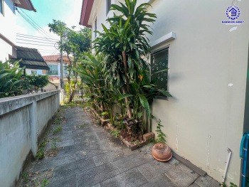 *****บ้านแฝดมือสองนนทบุรี โครงการ เดอะไพรเวซี่ ไพร์มเพลส รัตนาธิเบศร์ เนื้อที่กว้าง 37.50 ตร.ว. พื้นที่ใช้สอย 123 ตร.ม. ฟังก์ชัน 3 ห้องนอน 2 ห้องน้ำ 1 ที่จอดรถ แถมฟรี! เครื่องปรับอากาศ, เครื่องทำน้ำอุ่น, เครื่องดูดควัน บนทำเลเดินทางสะดวก เชื่อมต่อถนนกาญจนาภิเษก, ถนนรัตนาธิเบศร์, ถนนบางกรวย-ไทรน้อย ใกล้รถไฟฟ้าสายสีม่วง "สถานีสามแยกบางใหญ่" และจุดขึ้นทางด่วน "M81 บางใหญ่–กาญจนบุรี" จองเลย!