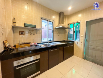 *****บ้านแฝดมือสองนนทบุรี โครงการ เดอะไพรเวซี่ ไพร์มเพลส รัตนาธิเบศร์ เนื้อที่กว้าง 37.50 ตร.ว. พื้นที่ใช้สอย 123 ตร.ม. ฟังก์ชัน 3 ห้องนอน 2 ห้องน้ำ 1 ที่จอดรถ แถมฟรี! เครื่องปรับอากาศ, เครื่องทำน้ำอุ่น, เครื่องดูดควัน บนทำเลเดินทางสะดวก เชื่อมต่อถนนกาญจนาภิเษก, ถนนรัตนาธิเบศร์, ถนนบางกรวย-ไทรน้อย ใกล้รถไฟฟ้าสายสีม่วง "สถานีสามแยกบางใหญ่" และจุดขึ้นทางด่วน "M81 บางใหญ่–กาญจนบุรี" จองเลย!