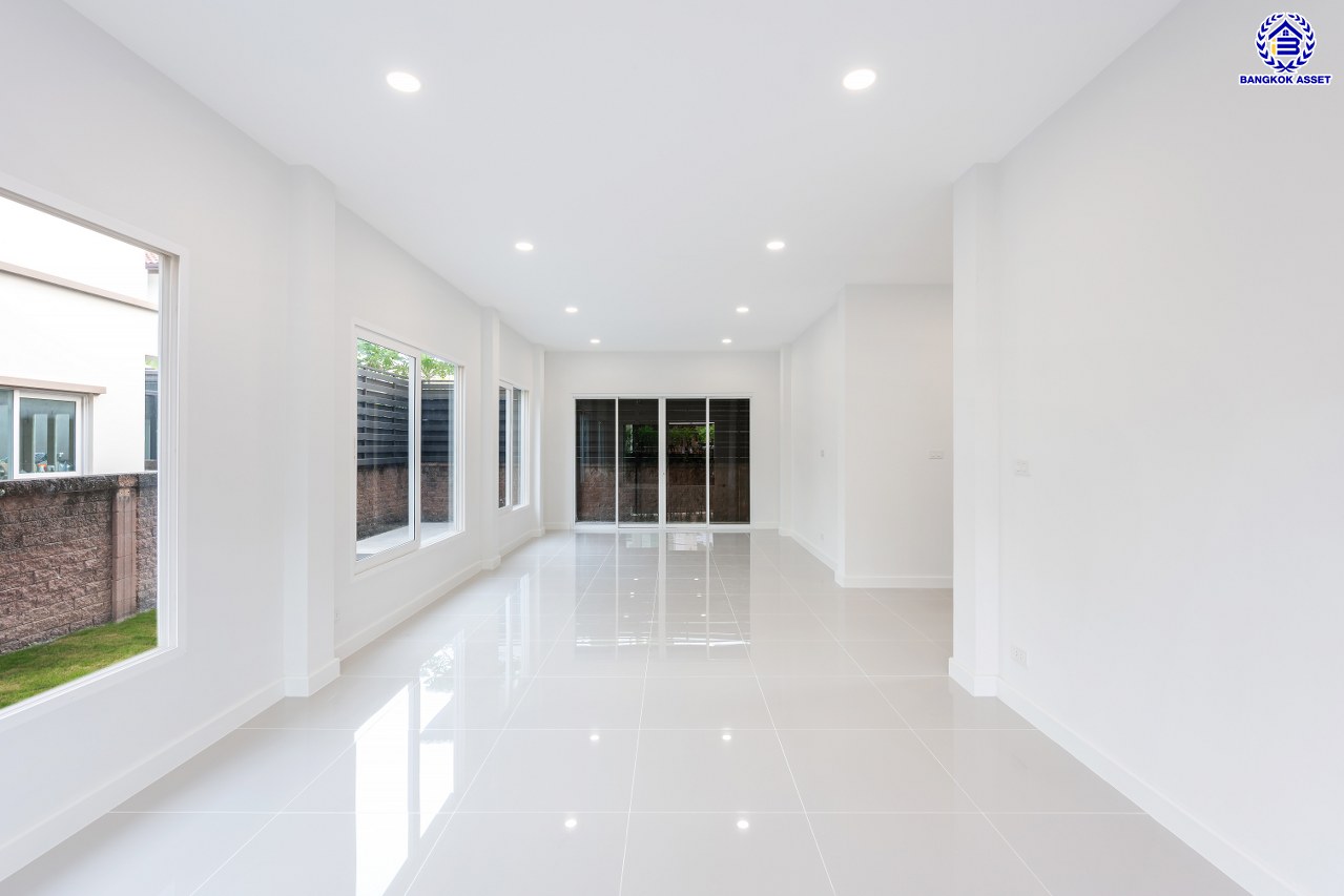 บ้านมือสองตกแต่งใหม่ โครงการ คาซ่าวิลล์ รามคำแหง-วงแหวน จากแบรนด์ Q House บนเนื้อที่ 54 ตร.ว. พื้นที่ใช้สอยกว้างถึง 251.2 ตร.ม. ฟังก์ชันการใช้งาน 3 ห้องนอน 3 ห้องน้ำ จอดรถได้ 2 คัน บนที่สุดแห่งทำเลโซนเมือง เชื่อมต่อถนนรามคำแหง, ถนนสุวินทวงศ์, ถนนศรีนครินทร์-ร่มเกล้า ใกล้สนามบินสุวรรณภูมิ, จุดขึ้นทางด่วนกาญจนาภิเษก วงแหวน (ฝั่งตะวันออก) และทางด่วนกรุงเทพ – ชลบุรี สายใหม่ (มอเตอร์เวย์)