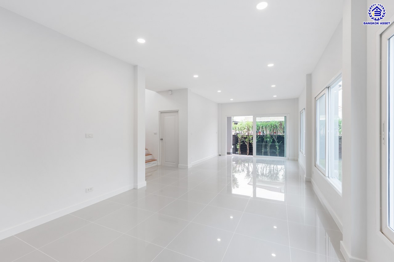 บ้านมือสองตกแต่งใหม่ โครงการ คาซ่าวิลล์ รามคำแหง-วงแหวน จากแบรนด์ Q House บนเนื้อที่ 54 ตร.ว. พื้นที่ใช้สอยกว้างถึง 251.2 ตร.ม. ฟังก์ชันการใช้งาน 3 ห้องนอน 3 ห้องน้ำ จอดรถได้ 2 คัน บนที่สุดแห่งทำเลโซนเมือง เชื่อมต่อถนนรามคำแหง, ถนนสุวินทวงศ์, ถนนศรีนครินทร์-ร่มเกล้า ใกล้สนามบินสุวรรณภูมิ, จุดขึ้นทางด่วนกาญจนาภิเษก วงแหวน (ฝั่งตะวันออก) และทางด่วนกรุงเทพ – ชลบุรี สายใหม่ (มอเตอร์เวย์)