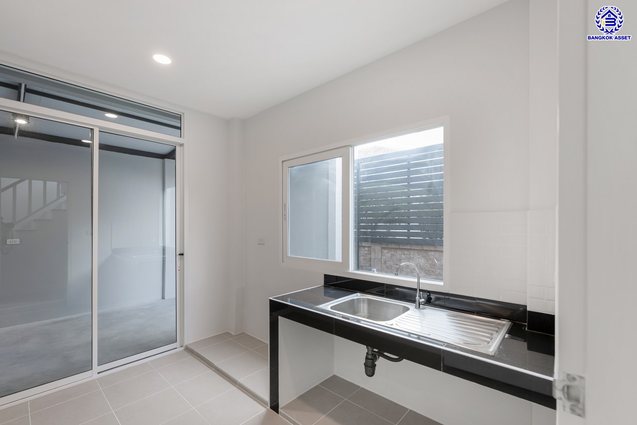 บ้านมือสองตกแต่งใหม่ โครงการ คาซ่าวิลล์ รามคำแหง-วงแหวน จากแบรนด์ Q House บนเนื้อที่ 54 ตร.ว. พื้นที่ใช้สอยกว้างถึง 251.2 ตร.ม. ฟังก์ชันการใช้งาน 3 ห้องนอน 3 ห้องน้ำ จอดรถได้ 2 คัน บนที่สุดแห่งทำเลโซนเมือง เชื่อมต่อถนนรามคำแหง, ถนนสุวินทวงศ์, ถนนศรีนครินทร์-ร่มเกล้า ใกล้สนามบินสุวรรณภูมิ, จุดขึ้นทางด่วนกาญจนาภิเษก วงแหวน (ฝั่งตะวันออก) และทางด่วนกรุงเทพ – ชลบุรี สายใหม่ (มอเตอร์เวย์)