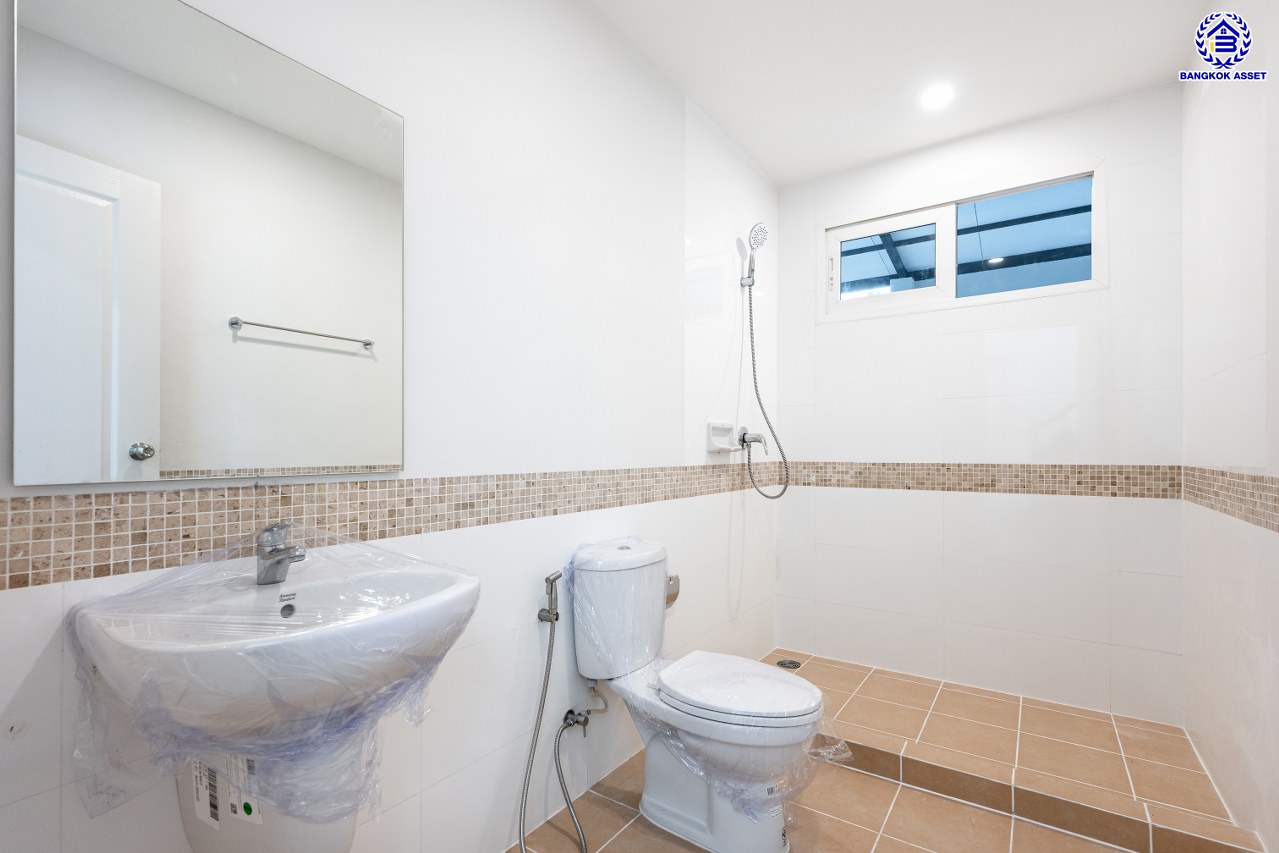 บ้านมือสองตกแต่งใหม่ โครงการ คาซ่าวิลล์ รามคำแหง-วงแหวน จากแบรนด์ Q House บนเนื้อที่ 54 ตร.ว. พื้นที่ใช้สอยกว้างถึง 251.2 ตร.ม. ฟังก์ชันการใช้งาน 3 ห้องนอน 3 ห้องน้ำ จอดรถได้ 2 คัน บนที่สุดแห่งทำเลโซนเมือง เชื่อมต่อถนนรามคำแหง, ถนนสุวินทวงศ์, ถนนศรีนครินทร์-ร่มเกล้า ใกล้สนามบินสุวรรณภูมิ, จุดขึ้นทางด่วนกาญจนาภิเษก วงแหวน (ฝั่งตะวันออก) และทางด่วนกรุงเทพ – ชลบุรี สายใหม่ (มอเตอร์เวย์)