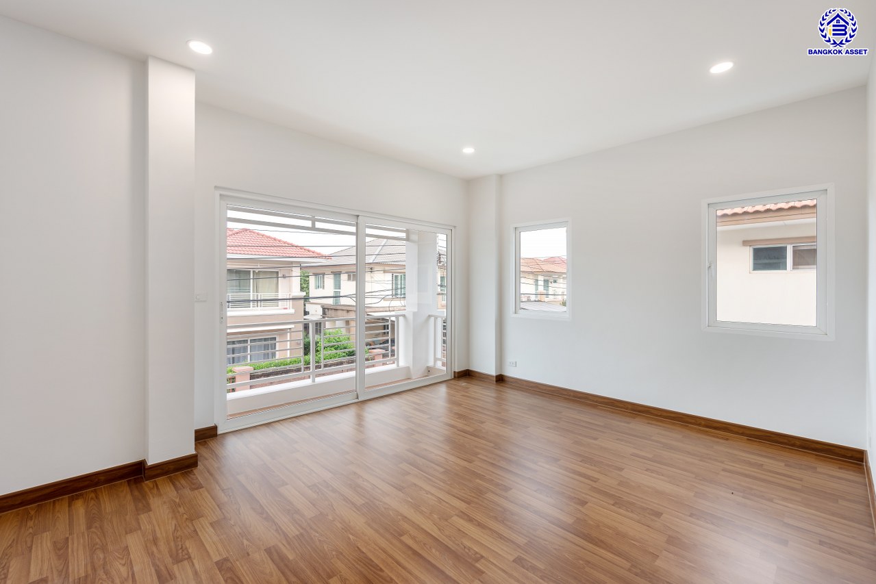 บ้านมือสองตกแต่งใหม่ โครงการ คาซ่าวิลล์ รามคำแหง-วงแหวน จากแบรนด์ Q House บนเนื้อที่ 54 ตร.ว. พื้นที่ใช้สอยกว้างถึง 251.2 ตร.ม. ฟังก์ชันการใช้งาน 3 ห้องนอน 3 ห้องน้ำ จอดรถได้ 2 คัน บนที่สุดแห่งทำเลโซนเมือง เชื่อมต่อถนนรามคำแหง, ถนนสุวินทวงศ์, ถนนศรีนครินทร์-ร่มเกล้า ใกล้สนามบินสุวรรณภูมิ, จุดขึ้นทางด่วนกาญจนาภิเษก วงแหวน (ฝั่งตะวันออก) และทางด่วนกรุงเทพ – ชลบุรี สายใหม่ (มอเตอร์เวย์)