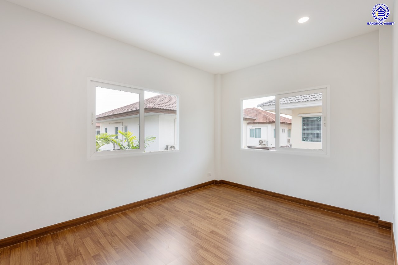 บ้านมือสองตกแต่งใหม่ โครงการ คาซ่าวิลล์ รามคำแหง-วงแหวน จากแบรนด์ Q House บนเนื้อที่ 54 ตร.ว. พื้นที่ใช้สอยกว้างถึง 251.2 ตร.ม. ฟังก์ชันการใช้งาน 3 ห้องนอน 3 ห้องน้ำ จอดรถได้ 2 คัน บนที่สุดแห่งทำเลโซนเมือง เชื่อมต่อถนนรามคำแหง, ถนนสุวินทวงศ์, ถนนศรีนครินทร์-ร่มเกล้า ใกล้สนามบินสุวรรณภูมิ, จุดขึ้นทางด่วนกาญจนาภิเษก วงแหวน (ฝั่งตะวันออก) และทางด่วนกรุงเทพ – ชลบุรี สายใหม่ (มอเตอร์เวย์)