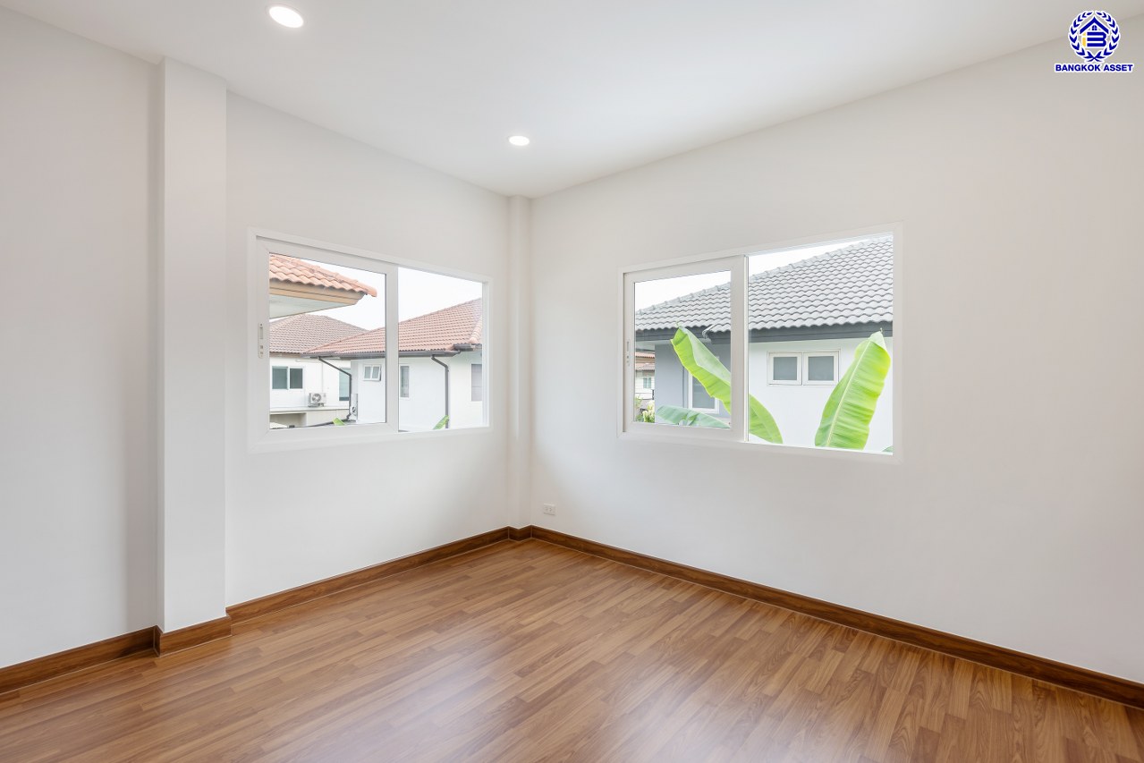 บ้านมือสองตกแต่งใหม่ โครงการ คาซ่าวิลล์ รามคำแหง-วงแหวน จากแบรนด์ Q House บนเนื้อที่ 54 ตร.ว. พื้นที่ใช้สอยกว้างถึง 251.2 ตร.ม. ฟังก์ชันการใช้งาน 3 ห้องนอน 3 ห้องน้ำ จอดรถได้ 2 คัน บนที่สุดแห่งทำเลโซนเมือง เชื่อมต่อถนนรามคำแหง, ถนนสุวินทวงศ์, ถนนศรีนครินทร์-ร่มเกล้า ใกล้สนามบินสุวรรณภูมิ, จุดขึ้นทางด่วนกาญจนาภิเษก วงแหวน (ฝั่งตะวันออก) และทางด่วนกรุงเทพ – ชลบุรี สายใหม่ (มอเตอร์เวย์)