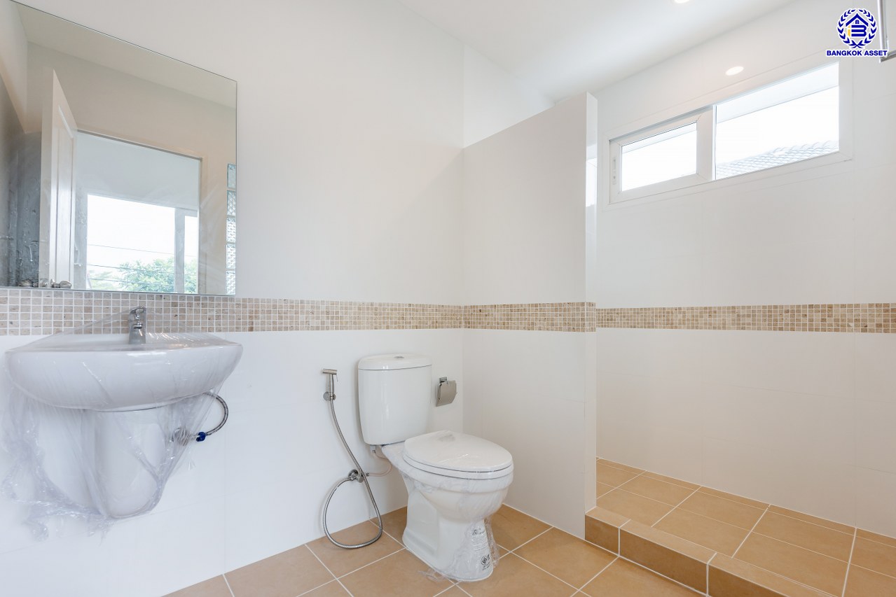 บ้านมือสองตกแต่งใหม่ โครงการ คาซ่าวิลล์ รามคำแหง-วงแหวน จากแบรนด์ Q House บนเนื้อที่ 54 ตร.ว. พื้นที่ใช้สอยกว้างถึง 251.2 ตร.ม. ฟังก์ชันการใช้งาน 3 ห้องนอน 3 ห้องน้ำ จอดรถได้ 2 คัน บนที่สุดแห่งทำเลโซนเมือง เชื่อมต่อถนนรามคำแหง, ถนนสุวินทวงศ์, ถนนศรีนครินทร์-ร่มเกล้า ใกล้สนามบินสุวรรณภูมิ, จุดขึ้นทางด่วนกาญจนาภิเษก วงแหวน (ฝั่งตะวันออก) และทางด่วนกรุงเทพ – ชลบุรี สายใหม่ (มอเตอร์เวย์)