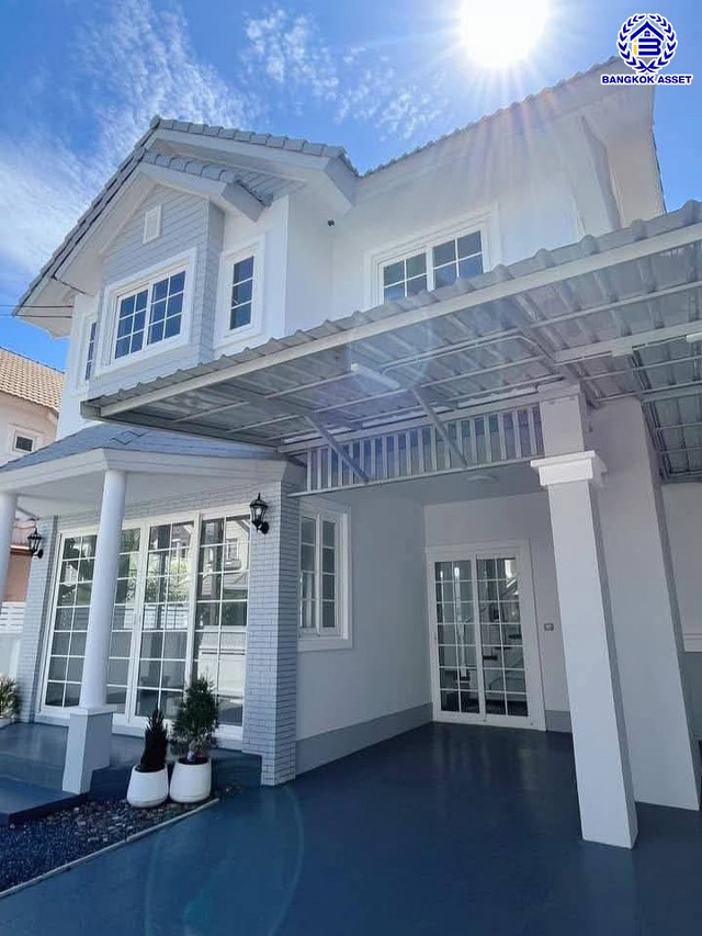 บ้านเดี่ยวมือสอง โครงการ เนเบอร์โฮม วัชรพล เนื้อที่ 51.50 ตร.ว. พื้นที่ใช้สอย 154 ตร.ม. ฟังก์ชัน 3 ห้องนอน 3 ห้องน้ำ 2 ที่จอดรถ แถมฟรี! เครื่องปรับอากาศ, เครื่องทำน้ำอุ่น บนทำเลศักยภาพ เดินทางสะดวกเชื่อมต่อถนนสุขาภิบาล5 ถนนวัชรพล ถนนรามอินทรา ใกล้ห้างสรรพสินค้า Fashion Island และจุดขึ้นทางด่วน "รามอินทรา-อาจณรงค์"...