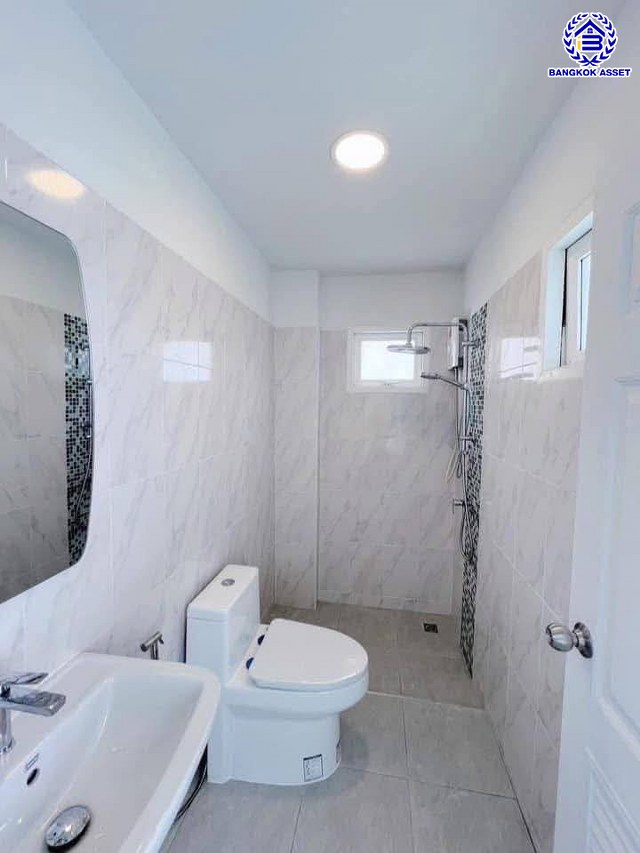 บ้านเดี่ยวมือสอง โครงการ เนเบอร์โฮม วัชรพล เนื้อที่ 51.50 ตร.ว. พื้นที่ใช้สอย 154 ตร.ม. ฟังก์ชัน 3 ห้องนอน 3 ห้องน้ำ 2 ที่จอดรถ แถมฟรี! เครื่องปรับอากาศ, เครื่องทำน้ำอุ่น บนทำเลศักยภาพ เดินทางสะดวกเชื่อมต่อถนนสุขาภิบาล5 ถนนวัชรพล ถนนรามอินทรา ใกล้ห้างสรรพสินค้า Fashion Island และจุดขึ้นทางด่วน "รามอินทรา-อาจณรงค์"...