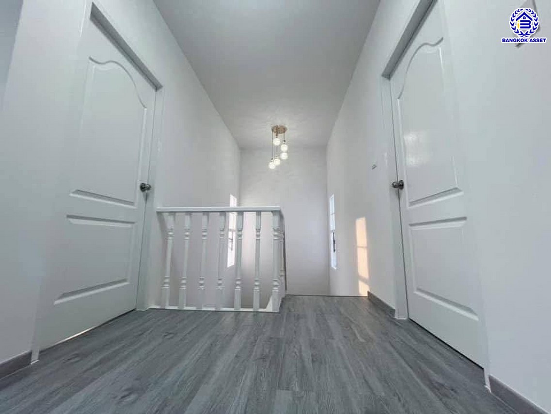 บ้านเดี่ยวมือสอง โครงการ เนเบอร์โฮม วัชรพล เนื้อที่ 51.50 ตร.ว. พื้นที่ใช้สอย 154 ตร.ม. ฟังก์ชัน 3 ห้องนอน 3 ห้องน้ำ 2 ที่จอดรถ แถมฟรี! เครื่องปรับอากาศ, เครื่องทำน้ำอุ่น บนทำเลศักยภาพ เดินทางสะดวกเชื่อมต่อถนนสุขาภิบาล5 ถนนวัชรพล ถนนรามอินทรา ใกล้ห้างสรรพสินค้า Fashion Island และจุดขึ้นทางด่วน "รามอินทรา-อาจณรงค์"...