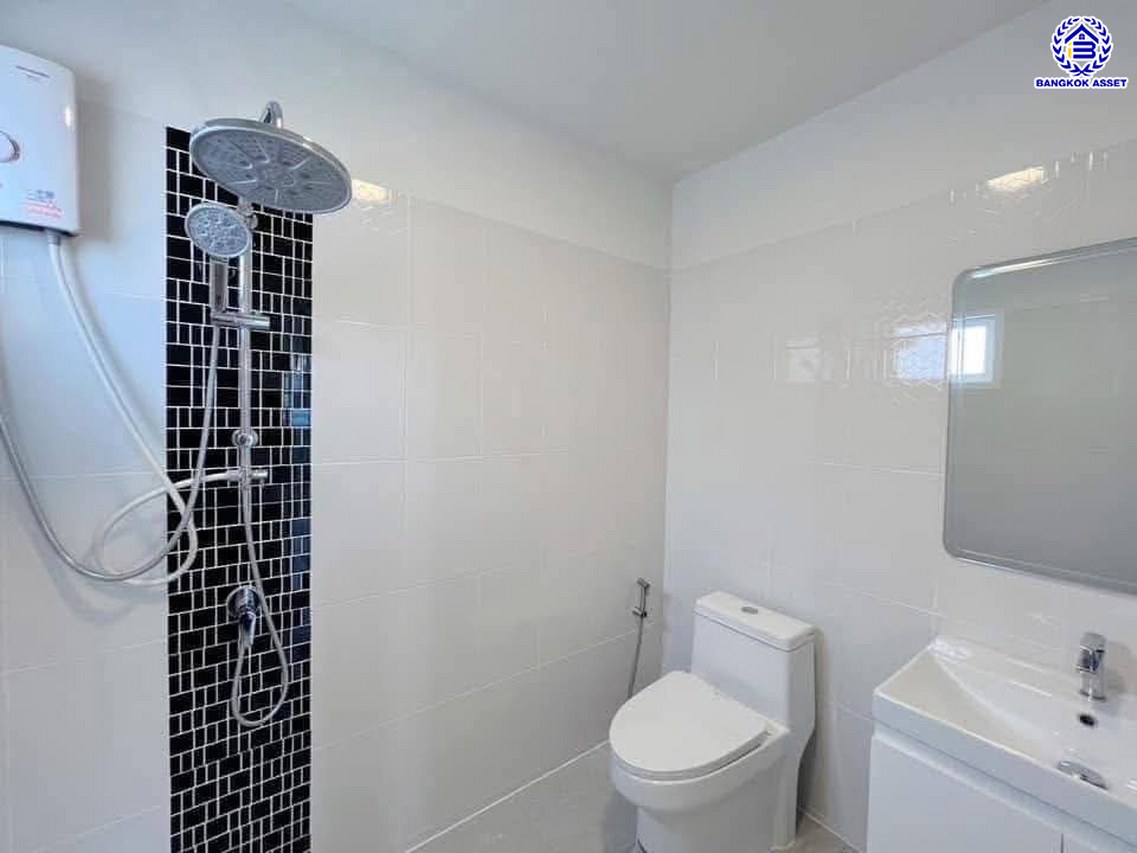 บ้านเดี่ยวมือสอง โครงการ เนเบอร์โฮม วัชรพล เนื้อที่ 51.50 ตร.ว. พื้นที่ใช้สอย 154 ตร.ม. ฟังก์ชัน 3 ห้องนอน 3 ห้องน้ำ 2 ที่จอดรถ แถมฟรี! เครื่องปรับอากาศ, เครื่องทำน้ำอุ่น บนทำเลศักยภาพ เดินทางสะดวกเชื่อมต่อถนนสุขาภิบาล5 ถนนวัชรพล ถนนรามอินทรา ใกล้ห้างสรรพสินค้า Fashion Island และจุดขึ้นทางด่วน "รามอินทรา-อาจณรงค์"...