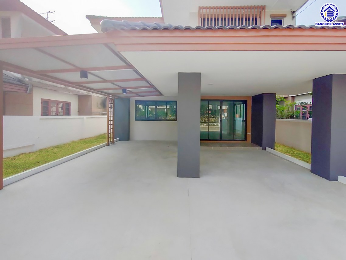 บ้านมือสองตกแต่งใหม่ โครงการ อักษราทวีวัฒนา-กาญจนาภิเษก ตกแต่งหรูหรา เนื้อที่ 52.2 ตร.ว. พื้นที่ใช้สอย 212.1 ตร.ม. ฟังก์ชัน 3 ห้องนอน 2 ห้องน้ำ จอดรถได้ 2 คัน บนทำเลเชื่อมต่อเมือง ใกล้เซ็นทรัลศาลายา, ม.มหิดล ทางคู่ขนานลอยฟ้าบรมราชชนนี และรายล้อมด้วยสิ่งอำนวยความสะดวกครบ