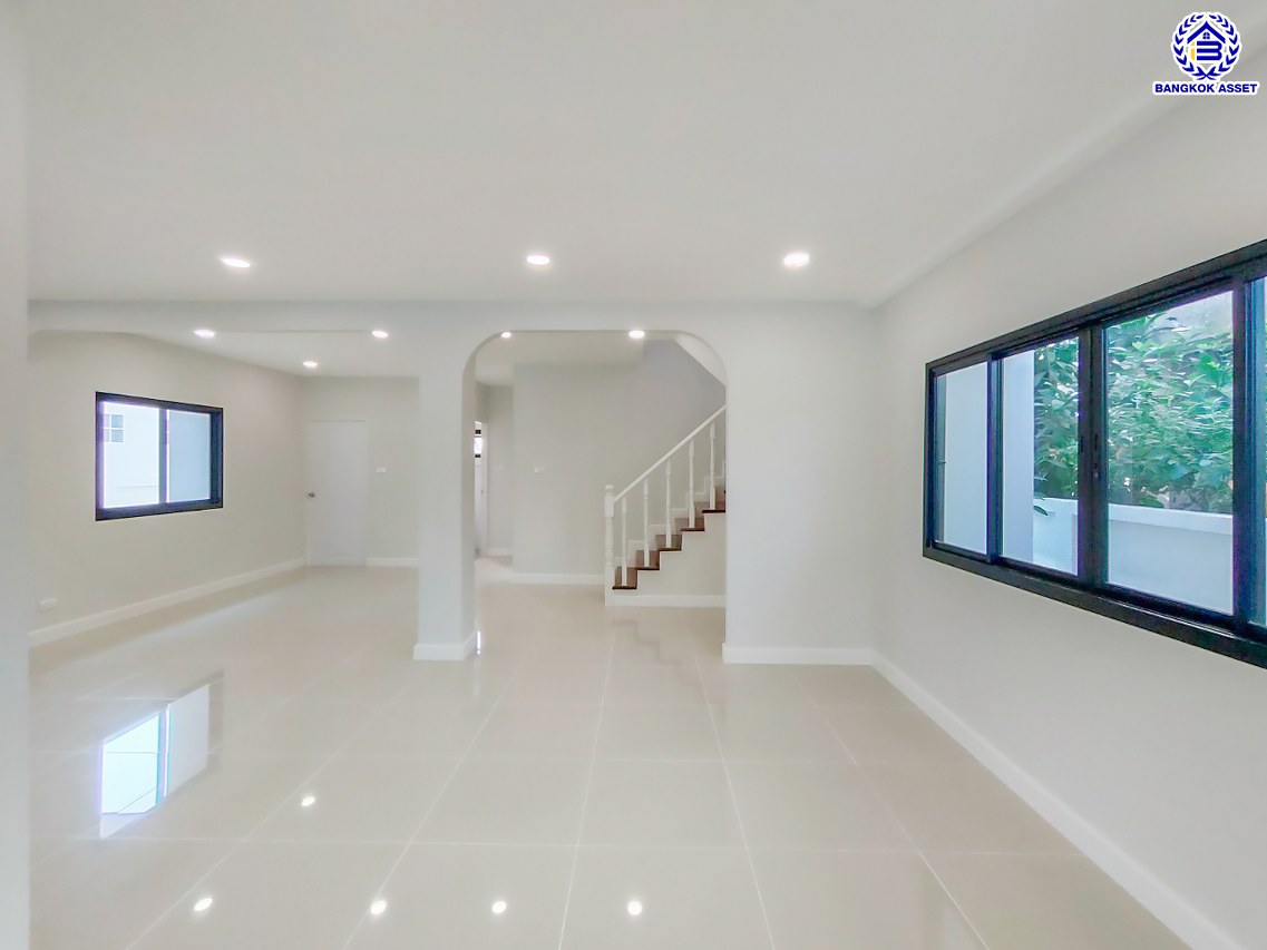 บ้านมือสองตกแต่งใหม่ โครงการ อักษราทวีวัฒนา-กาญจนาภิเษก ตกแต่งหรูหรา เนื้อที่ 52.2 ตร.ว. พื้นที่ใช้สอย 212.1 ตร.ม. ฟังก์ชัน 3 ห้องนอน 2 ห้องน้ำ จอดรถได้ 2 คัน บนทำเลเชื่อมต่อเมือง ใกล้เซ็นทรัลศาลายา, ม.มหิดล ทางคู่ขนานลอยฟ้าบรมราชชนนี และรายล้อมด้วยสิ่งอำนวยความสะดวกครบ