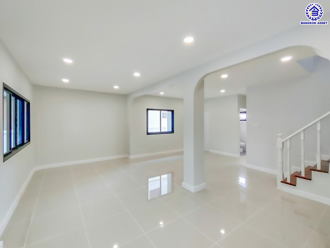 บ้านมือสองตกแต่งใหม่ โครงการ อักษราทวีวัฒนา-กาญจนาภิเษก ตกแต่งหรูหรา เนื้อที่ 52.2 ตร.ว. พื้นที่ใช้สอย 212.1 ตร.ม. ฟังก์ชัน 3 ห้องนอน 2 ห้องน้ำ จอดรถได้ 2 คัน บนทำเลเชื่อมต่อเมือง ใกล้เซ็นทรัลศาลายา, ม.มหิดล ทางคู่ขนานลอยฟ้าบรมราชชนนี และรายล้อมด้วยสิ่งอำนวยความสะดวกครบ