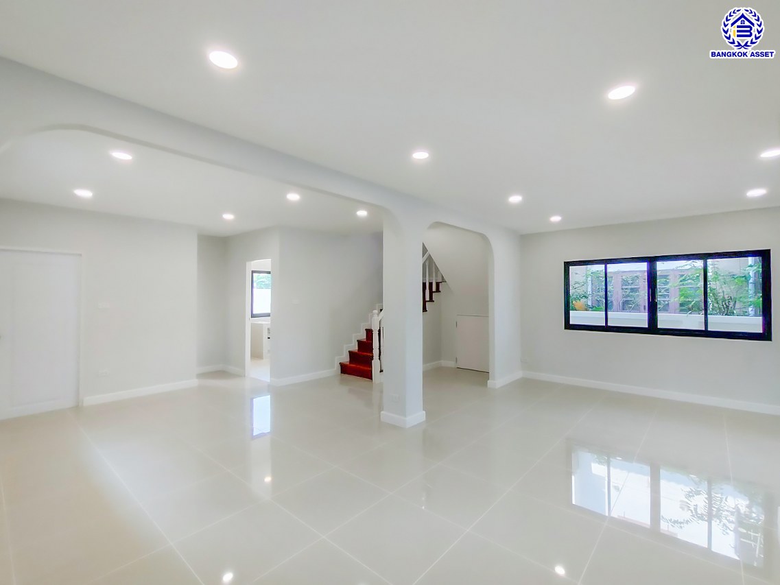 บ้านมือสองตกแต่งใหม่ โครงการ อักษราทวีวัฒนา-กาญจนาภิเษก ตกแต่งหรูหรา เนื้อที่ 52.2 ตร.ว. พื้นที่ใช้สอย 212.1 ตร.ม. ฟังก์ชัน 3 ห้องนอน 2 ห้องน้ำ จอดรถได้ 2 คัน บนทำเลเชื่อมต่อเมือง ใกล้เซ็นทรัลศาลายา, ม.มหิดล ทางคู่ขนานลอยฟ้าบรมราชชนนี และรายล้อมด้วยสิ่งอำนวยความสะดวกครบ