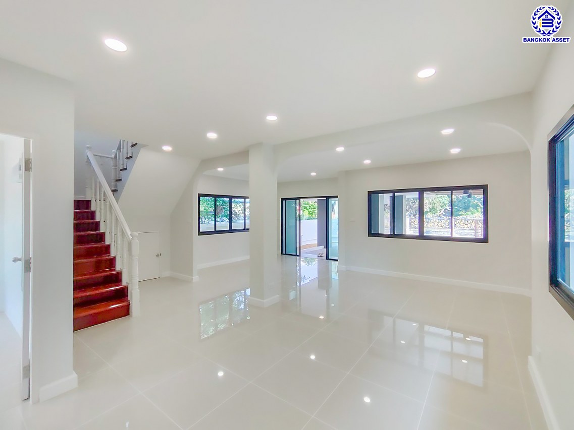 บ้านมือสองตกแต่งใหม่ โครงการ อักษราทวีวัฒนา-กาญจนาภิเษก ตกแต่งหรูหรา เนื้อที่ 52.2 ตร.ว. พื้นที่ใช้สอย 212.1 ตร.ม. ฟังก์ชัน 3 ห้องนอน 2 ห้องน้ำ จอดรถได้ 2 คัน บนทำเลเชื่อมต่อเมือง ใกล้เซ็นทรัลศาลายา, ม.มหิดล ทางคู่ขนานลอยฟ้าบรมราชชนนี และรายล้อมด้วยสิ่งอำนวยความสะดวกครบ