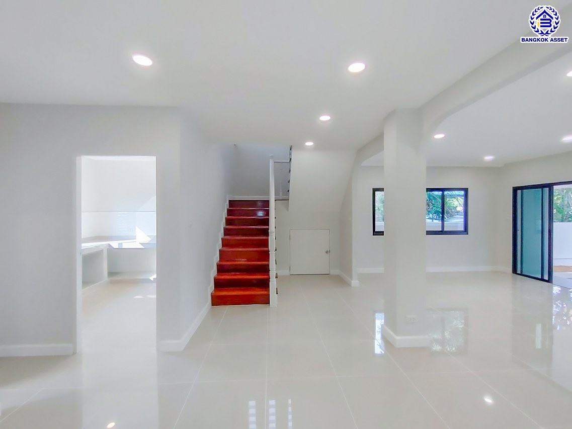 บ้านมือสองตกแต่งใหม่ โครงการ อักษราทวีวัฒนา-กาญจนาภิเษก ตกแต่งหรูหรา เนื้อที่ 52.2 ตร.ว. พื้นที่ใช้สอย 212.1 ตร.ม. ฟังก์ชัน 3 ห้องนอน 2 ห้องน้ำ จอดรถได้ 2 คัน บนทำเลเชื่อมต่อเมือง ใกล้เซ็นทรัลศาลายา, ม.มหิดล ทางคู่ขนานลอยฟ้าบรมราชชนนี และรายล้อมด้วยสิ่งอำนวยความสะดวกครบ