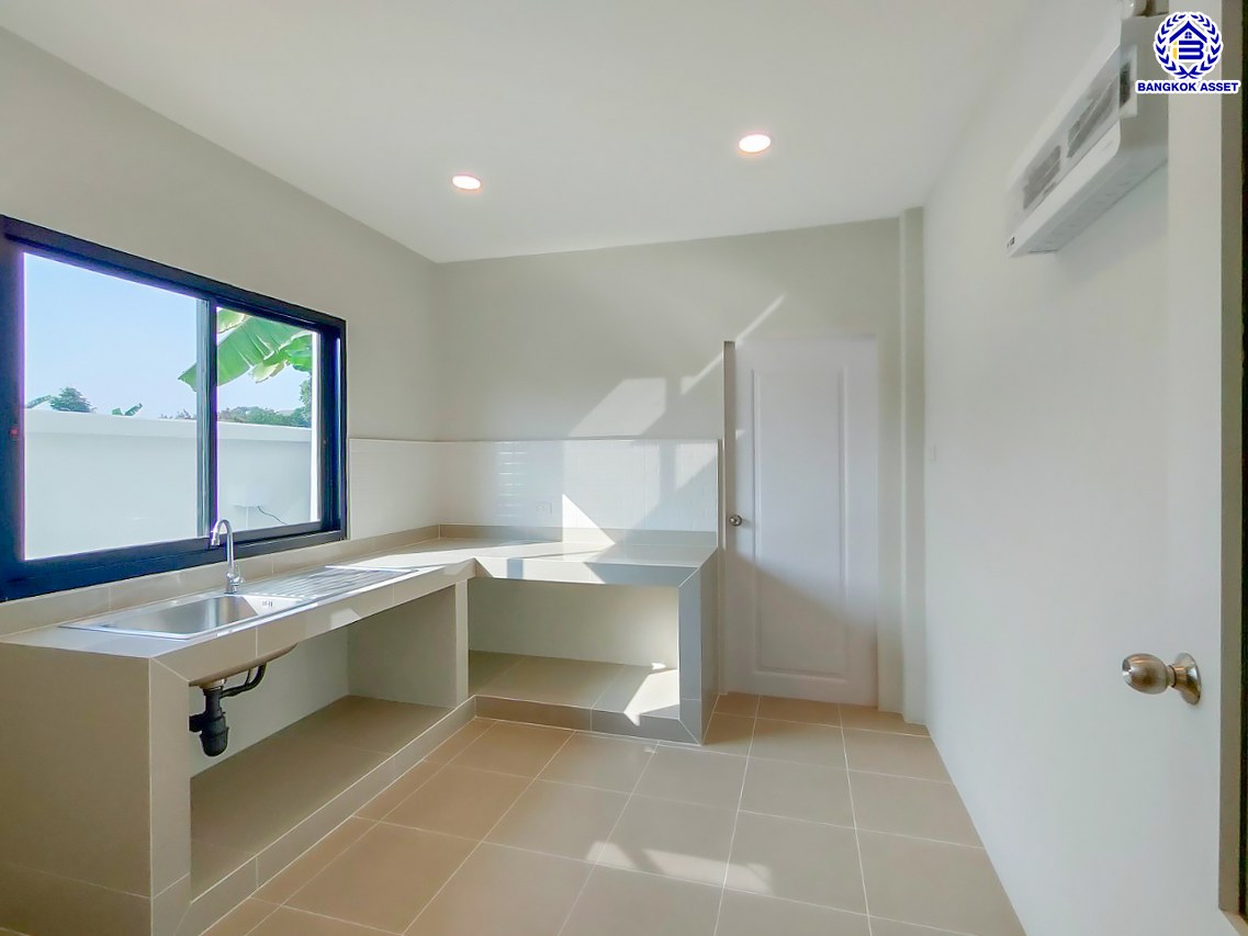 บ้านมือสองตกแต่งใหม่ โครงการ อักษราทวีวัฒนา-กาญจนาภิเษก ตกแต่งหรูหรา เนื้อที่ 52.2 ตร.ว. พื้นที่ใช้สอย 212.1 ตร.ม. ฟังก์ชัน 3 ห้องนอน 2 ห้องน้ำ จอดรถได้ 2 คัน บนทำเลเชื่อมต่อเมือง ใกล้เซ็นทรัลศาลายา, ม.มหิดล ทางคู่ขนานลอยฟ้าบรมราชชนนี และรายล้อมด้วยสิ่งอำนวยความสะดวกครบ