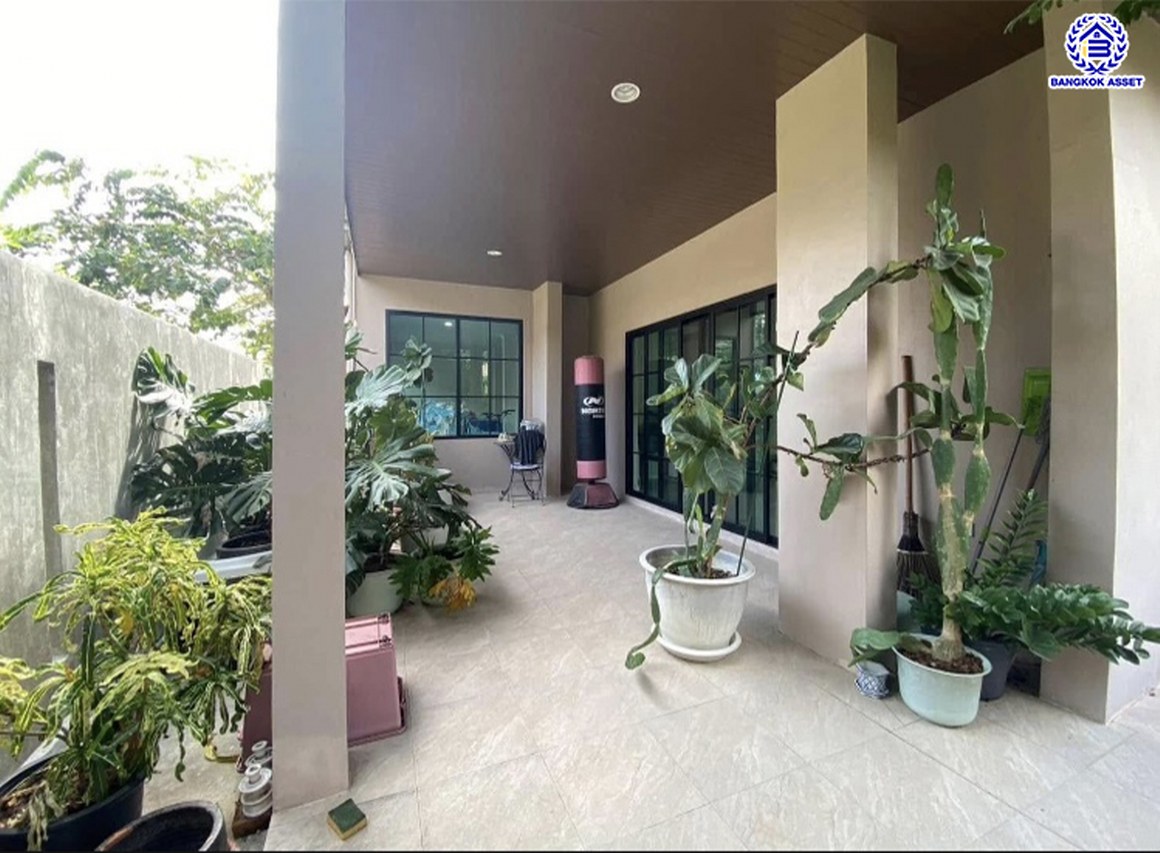 *****บ้านเดี่ยวมือสองนนทบุรี โครงการ ธารา ราชพฤกษ์-ปิ่นเกล้า หลังมุม เนื้อที่ 84 ตร.ว. พื้นที่ใช้สอย 290 ตร.ม. ฟังก์ชัน 3 ห้องนอน 3 ห้องน้ำ 2 ที่จอดรถ บ้านสวยพร้อมเข้าอยู่ ทำเลโครงการดี เดินทางสะดวก เชื่อมต่อถนนนครอินทร์ ถนนกาญจนาภิเษก ใกล้รถไฟฟ้าสายสีแดง "สถานีตลิ่งชัน" และจุดขึ้นทางด่วน "ศรีรัช-วงแหวนรอบนอก"