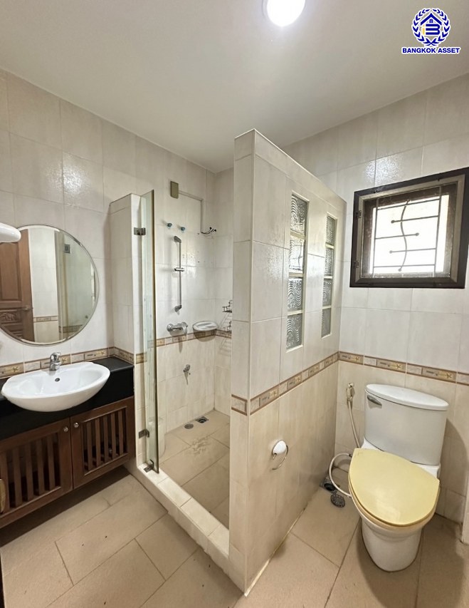 *****บ้านเดี่ยวมือสองนนทบุรี โครงการ ธารา ราชพฤกษ์-ปิ่นเกล้า หลังมุม เนื้อที่ 84 ตร.ว. พื้นที่ใช้สอย 290 ตร.ม. ฟังก์ชัน 3 ห้องนอน 3 ห้องน้ำ 2 ที่จอดรถ บ้านสวยพร้อมเข้าอยู่ ทำเลโครงการดี เดินทางสะดวก เชื่อมต่อถนนนครอินทร์ ถนนกาญจนาภิเษก ใกล้รถไฟฟ้าสายสีแดง "สถานีตลิ่งชัน" และจุดขึ้นทางด่วน "ศรีรัช-วงแหวนรอบนอก"