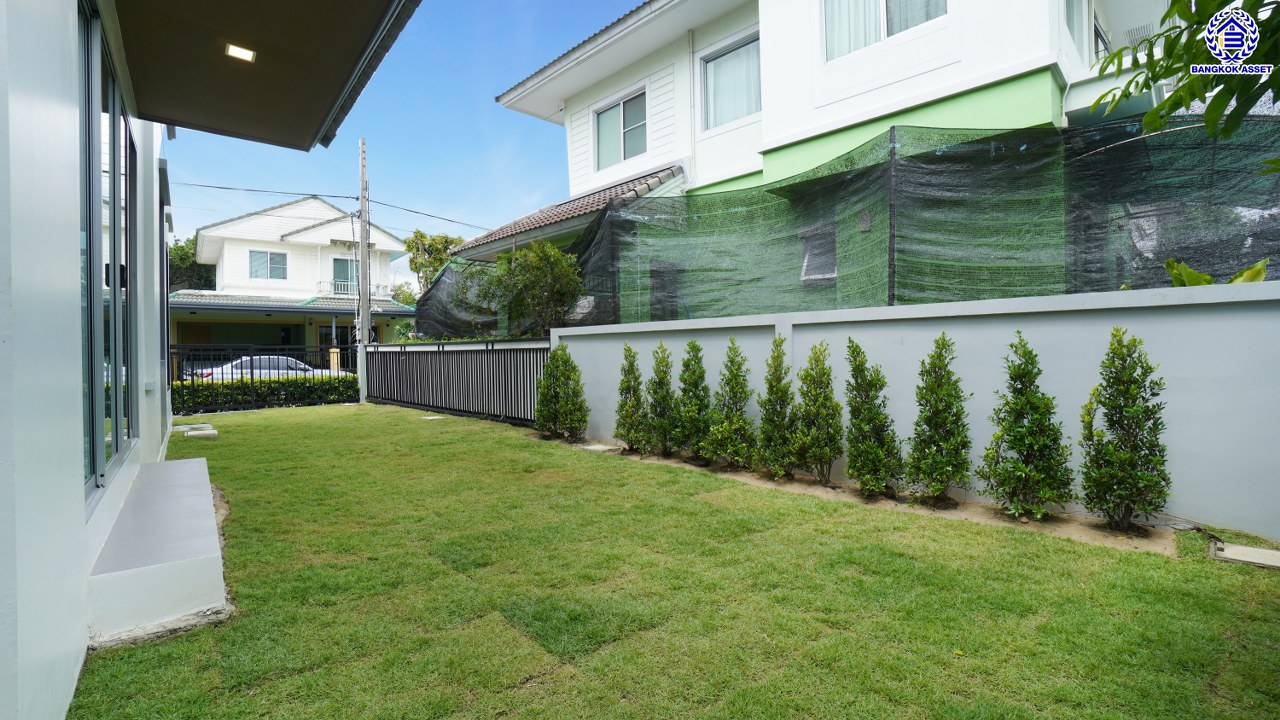 บ้านมือสองตกแต่งใหม่ จาก L&H โครงการ มัณฑนา นครอินทร์-พระราม5 เนื้อที่ดิน 56.9 ตร.ว. พื้นที่ใช้สอย 176.1 ตร.ม. ฟังก์ชัน 3 ห้องนอน 3 ห้องน้ำ จอดรถได้ 2 คัน พื้นที่รอบบ้านกว้างขวางสามารถปรับเป็นพื้นที่อเนกประสงค์ หรือต่อเติมเพิ่มเติมได้ Facility ภายในโครงการครบครัน บนทำเลติดถนนนครอินทร์ ใกล้ทางด่วน "ประจิมรัถยา" และรถไฟฟ้าสายสีม่วง "สถานีบางรักใหญ่"