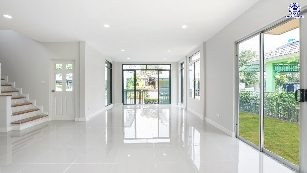 บ้านมือสองตกแต่งใหม่ จาก L&H โครงการ มัณฑนา นครอินทร์-พระราม5 เนื้อที่ดิน 56.9 ตร.ว. พื้นที่ใช้สอย 176.1 ตร.ม. ฟังก์ชัน 3 ห้องนอน 3 ห้องน้ำ จอดรถได้ 2 คัน พื้นที่รอบบ้านกว้างขวางสามารถปรับเป็นพื้นที่อเนกประสงค์ หรือต่อเติมเพิ่มเติมได้ Facility ภายในโครงการครบครัน บนทำเลติดถนนนครอินทร์ ใกล้ทางด่วน "ประจิมรัถยา" และรถไฟฟ้าสายสีม่วง "สถานีบางรักใหญ่"