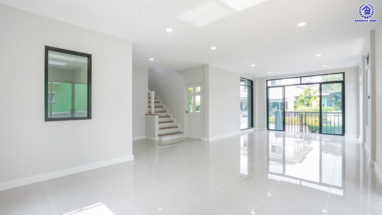 บ้านมือสองตกแต่งใหม่ จาก L&H โครงการ มัณฑนา นครอินทร์-พระราม5 เนื้อที่ดิน 56.9 ตร.ว. พื้นที่ใช้สอย 176.1 ตร.ม. ฟังก์ชัน 3 ห้องนอน 3 ห้องน้ำ จอดรถได้ 2 คัน พื้นที่รอบบ้านกว้างขวางสามารถปรับเป็นพื้นที่อเนกประสงค์ หรือต่อเติมเพิ่มเติมได้ Facility ภายในโครงการครบครัน บนทำเลติดถนนนครอินทร์ ใกล้ทางด่วน "ประจิมรัถยา" และรถไฟฟ้าสายสีม่วง "สถานีบางรักใหญ่"