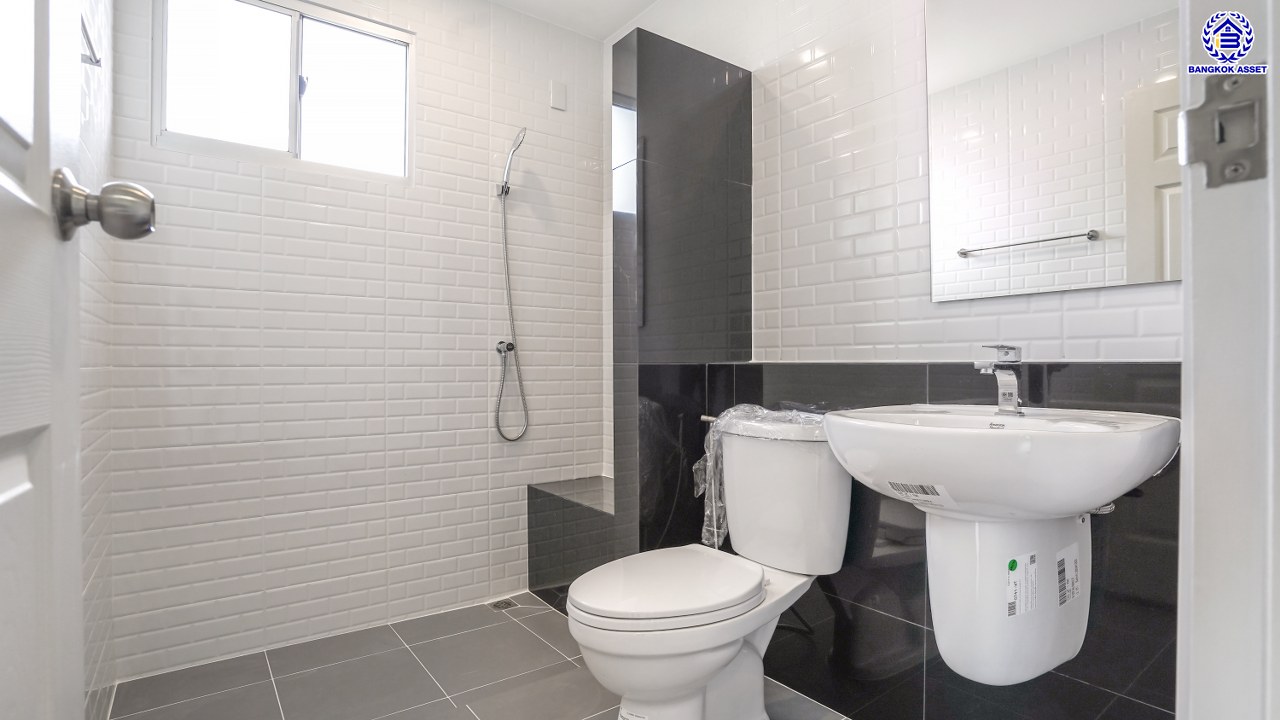 บ้านมือสองตกแต่งใหม่ จาก L&H โครงการ มัณฑนา นครอินทร์-พระราม5 เนื้อที่ดิน 56.9 ตร.ว. พื้นที่ใช้สอย 176.1 ตร.ม. ฟังก์ชัน 3 ห้องนอน 3 ห้องน้ำ จอดรถได้ 2 คัน พื้นที่รอบบ้านกว้างขวางสามารถปรับเป็นพื้นที่อเนกประสงค์ หรือต่อเติมเพิ่มเติมได้ Facility ภายในโครงการครบครัน บนทำเลติดถนนนครอินทร์ ใกล้ทางด่วน "ประจิมรัถยา" และรถไฟฟ้าสายสีม่วง "สถานีบางรักใหญ่"