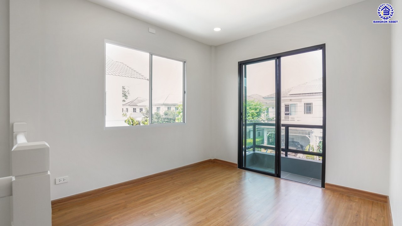 บ้านมือสองตกแต่งใหม่ จาก L&H โครงการ มัณฑนา นครอินทร์-พระราม5 เนื้อที่ดิน 56.9 ตร.ว. พื้นที่ใช้สอย 176.1 ตร.ม. ฟังก์ชัน 3 ห้องนอน 3 ห้องน้ำ จอดรถได้ 2 คัน พื้นที่รอบบ้านกว้างขวางสามารถปรับเป็นพื้นที่อเนกประสงค์ หรือต่อเติมเพิ่มเติมได้ Facility ภายในโครงการครบครัน บนทำเลติดถนนนครอินทร์ ใกล้ทางด่วน "ประจิมรัถยา" และรถไฟฟ้าสายสีม่วง "สถานีบางรักใหญ่"