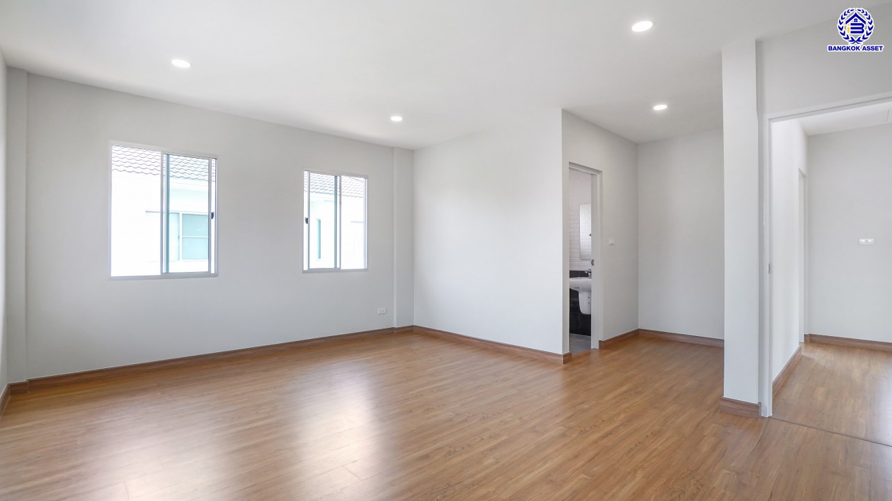 บ้านมือสองตกแต่งใหม่ จาก L&H โครงการ มัณฑนา นครอินทร์-พระราม5 เนื้อที่ดิน 56.9 ตร.ว. พื้นที่ใช้สอย 176.1 ตร.ม. ฟังก์ชัน 3 ห้องนอน 3 ห้องน้ำ จอดรถได้ 2 คัน พื้นที่รอบบ้านกว้างขวางสามารถปรับเป็นพื้นที่อเนกประสงค์ หรือต่อเติมเพิ่มเติมได้ Facility ภายในโครงการครบครัน บนทำเลติดถนนนครอินทร์ ใกล้ทางด่วน "ประจิมรัถยา" และรถไฟฟ้าสายสีม่วง "สถานีบางรักใหญ่"