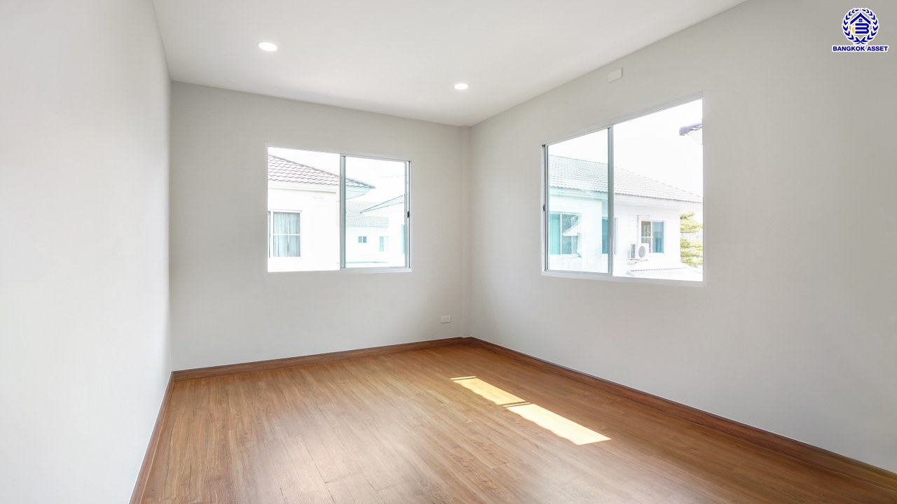 บ้านมือสองตกแต่งใหม่ จาก L&H โครงการ มัณฑนา นครอินทร์-พระราม5 เนื้อที่ดิน 56.9 ตร.ว. พื้นที่ใช้สอย 176.1 ตร.ม. ฟังก์ชัน 3 ห้องนอน 3 ห้องน้ำ จอดรถได้ 2 คัน พื้นที่รอบบ้านกว้างขวางสามารถปรับเป็นพื้นที่อเนกประสงค์ หรือต่อเติมเพิ่มเติมได้ Facility ภายในโครงการครบครัน บนทำเลติดถนนนครอินทร์ ใกล้ทางด่วน "ประจิมรัถยา" และรถไฟฟ้าสายสีม่วง "สถานีบางรักใหญ่"