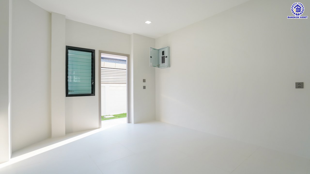 บ้านมือสองตกแต่งใหม่ โครงการ บ้านสวนพุทธมณฑล พุทธมณฑลสาย1 หลังมุม เนื้อที่ 126.7 ตร.ว. พื้นที่ใช้สอย 458.18 ตร.ม. ฟังก์ชัน 4 ห้องนอน 5 ห้องน้ำ 1 ห้องอเนกประสงค์ 1 ห้องแม่บ้าน จอดรถได้ 3 คัน บนทำเลเดินทางสะดวก ติดถนนพุทธมณฑลสาย1 เชื่อมต่อถนนบรมราชชนนี ใกล้ทางด่วน "คู่ขนานลอยฟ้าบรมราชชนนี" และเซ็นทรัล ปิ่นเกล้า