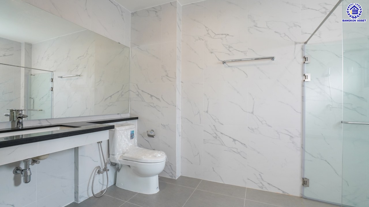 บ้านมือสองตกแต่งใหม่ โครงการ บ้านสวนพุทธมณฑล พุทธมณฑลสาย1 หลังมุม เนื้อที่ 126.7 ตร.ว. พื้นที่ใช้สอย 458.18 ตร.ม. ฟังก์ชัน 4 ห้องนอน 5 ห้องน้ำ 1 ห้องอเนกประสงค์ 1 ห้องแม่บ้าน จอดรถได้ 3 คัน บนทำเลเดินทางสะดวก ติดถนนพุทธมณฑลสาย1 เชื่อมต่อถนนบรมราชชนนี ใกล้ทางด่วน "คู่ขนานลอยฟ้าบรมราชชนนี" และเซ็นทรัล ปิ่นเกล้า