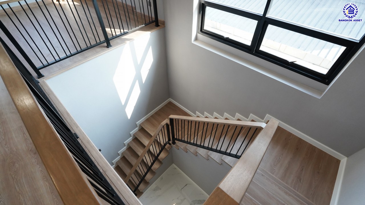 บ้านมือสองตกแต่งใหม่ โครงการ บ้านสวนพุทธมณฑล พุทธมณฑลสาย1 หลังมุม เนื้อที่ 126.7 ตร.ว. พื้นที่ใช้สอย 458.18 ตร.ม. ฟังก์ชัน 4 ห้องนอน 5 ห้องน้ำ 1 ห้องอเนกประสงค์ 1 ห้องแม่บ้าน จอดรถได้ 3 คัน บนทำเลเดินทางสะดวก ติดถนนพุทธมณฑลสาย1 เชื่อมต่อถนนบรมราชชนนี ใกล้ทางด่วน "คู่ขนานลอยฟ้าบรมราชชนนี" และเซ็นทรัล ปิ่นเกล้า