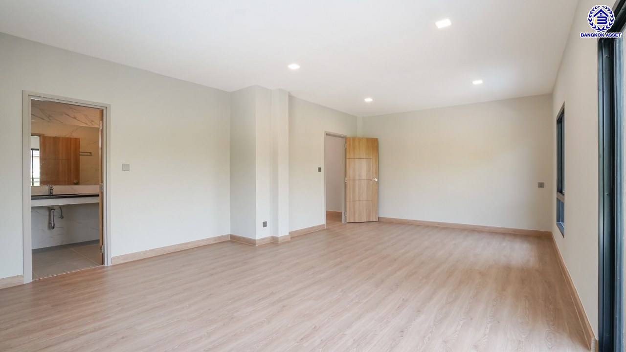 บ้านมือสองตกแต่งใหม่ โครงการ บ้านสวนพุทธมณฑล พุทธมณฑลสาย1 หลังมุม เนื้อที่ 126.7 ตร.ว. พื้นที่ใช้สอย 458.18 ตร.ม. ฟังก์ชัน 4 ห้องนอน 5 ห้องน้ำ 1 ห้องอเนกประสงค์ 1 ห้องแม่บ้าน จอดรถได้ 3 คัน บนทำเลเดินทางสะดวก ติดถนนพุทธมณฑลสาย1 เชื่อมต่อถนนบรมราชชนนี ใกล้ทางด่วน "คู่ขนานลอยฟ้าบรมราชชนนี" และเซ็นทรัล ปิ่นเกล้า