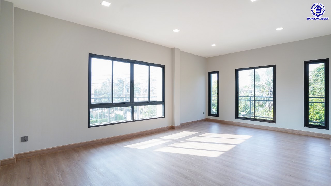 บ้านมือสองตกแต่งใหม่ โครงการ บ้านสวนพุทธมณฑล พุทธมณฑลสาย1 หลังมุม เนื้อที่ 126.7 ตร.ว. พื้นที่ใช้สอย 458.18 ตร.ม. ฟังก์ชัน 4 ห้องนอน 5 ห้องน้ำ 1 ห้องอเนกประสงค์ 1 ห้องแม่บ้าน จอดรถได้ 3 คัน บนทำเลเดินทางสะดวก ติดถนนพุทธมณฑลสาย1 เชื่อมต่อถนนบรมราชชนนี ใกล้ทางด่วน "คู่ขนานลอยฟ้าบรมราชชนนี" และเซ็นทรัล ปิ่นเกล้า